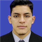 Estudiante con dominio de inglés imparte clases a niños de todas las edades